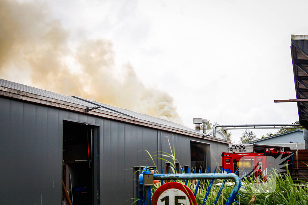 Zwarte rookwolken bij brand in opslag