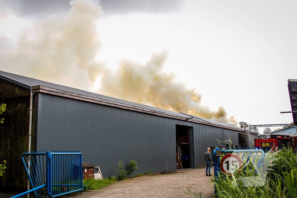 Zwarte rookwolken bij brand in opslag