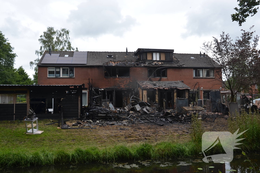 Grote schade zichtbaar aan meerdere woningen na brand