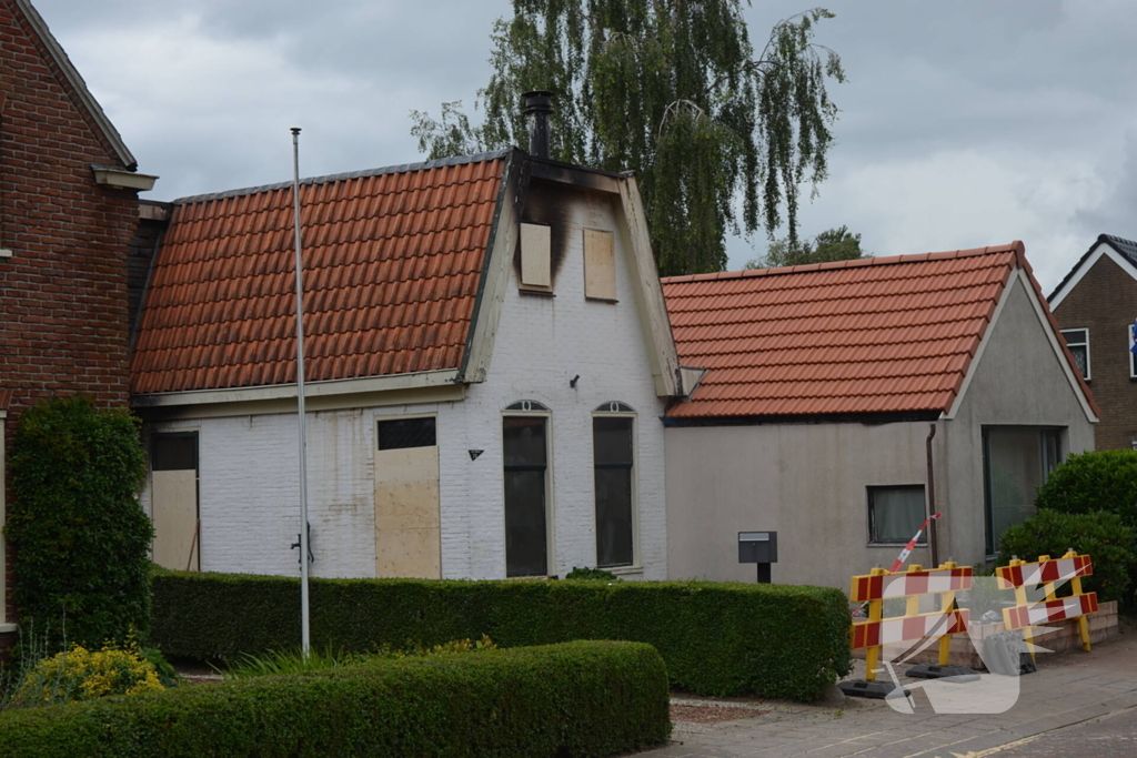 Grote schade zichtbaar aan meerdere woningen na brand