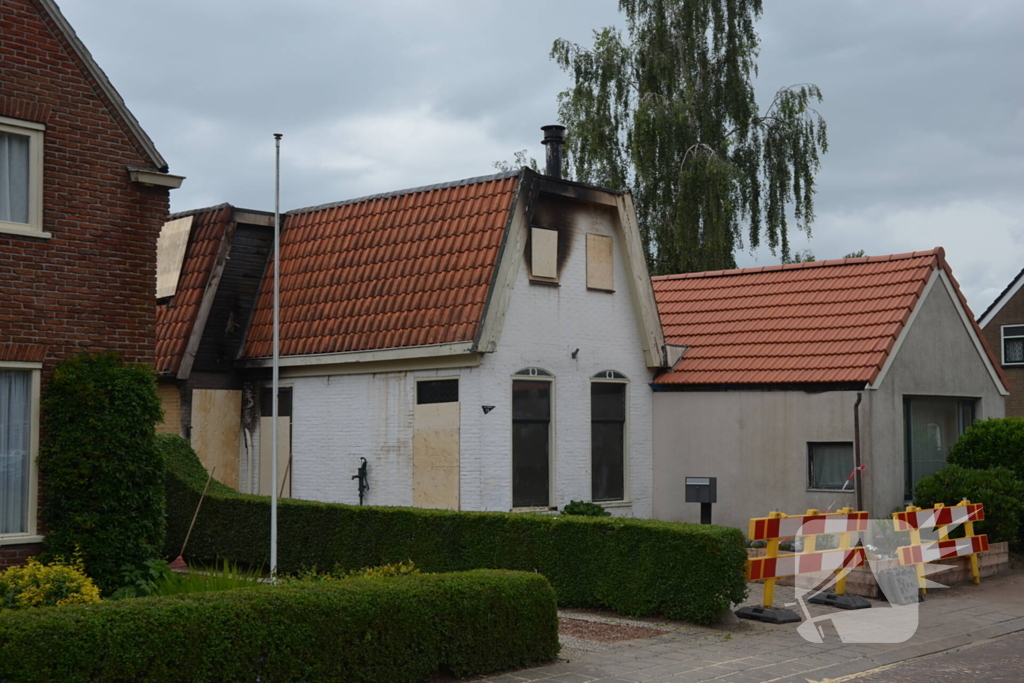 Grote schade zichtbaar aan meerdere woningen na brand