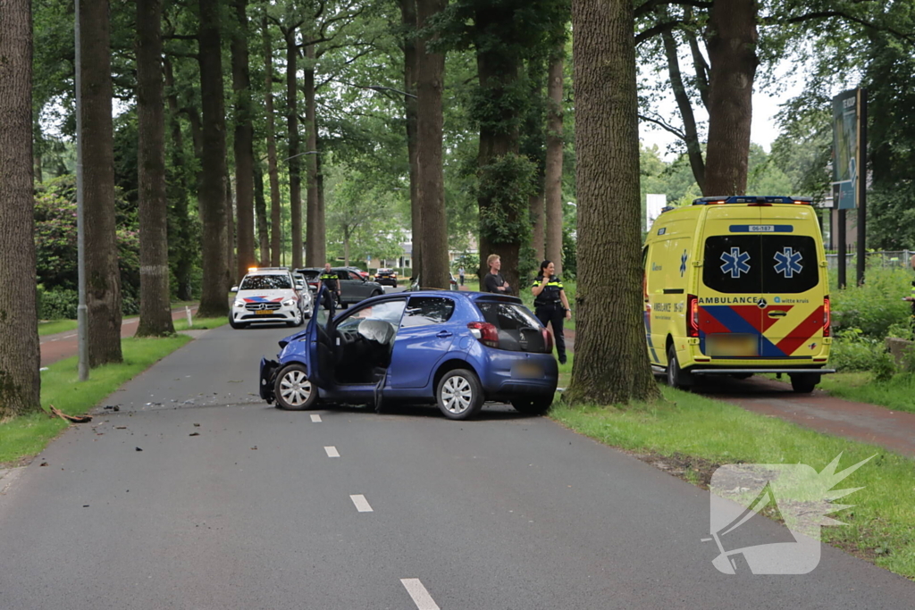 Automobilist botst frontaal op boom