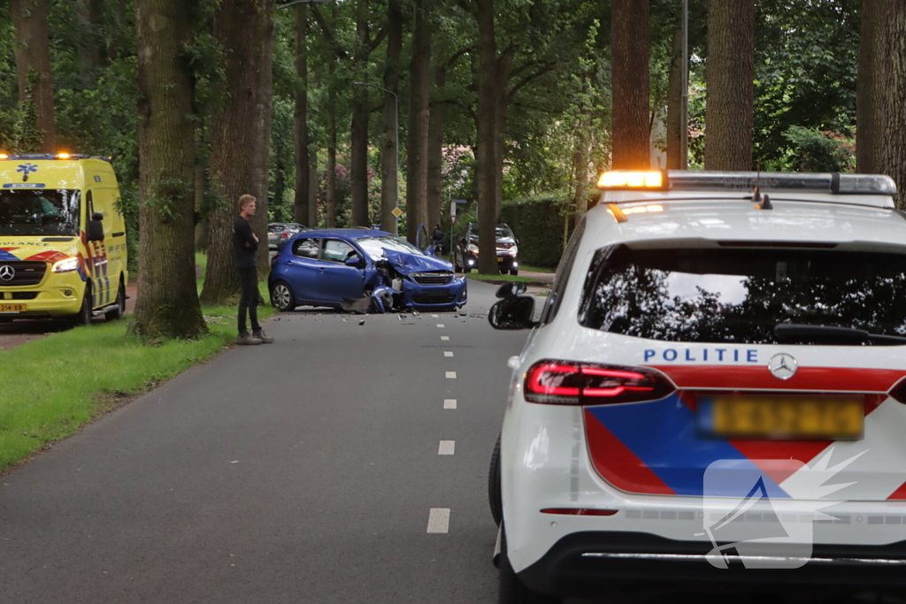 Automobilist botst frontaal op boom