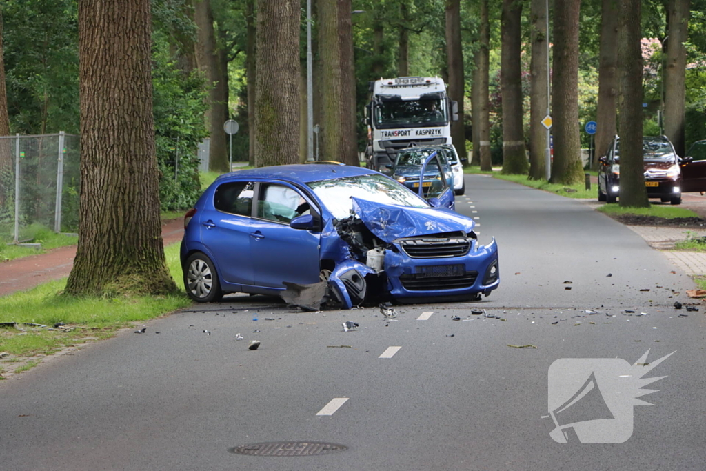 Automobilist botst frontaal op boom