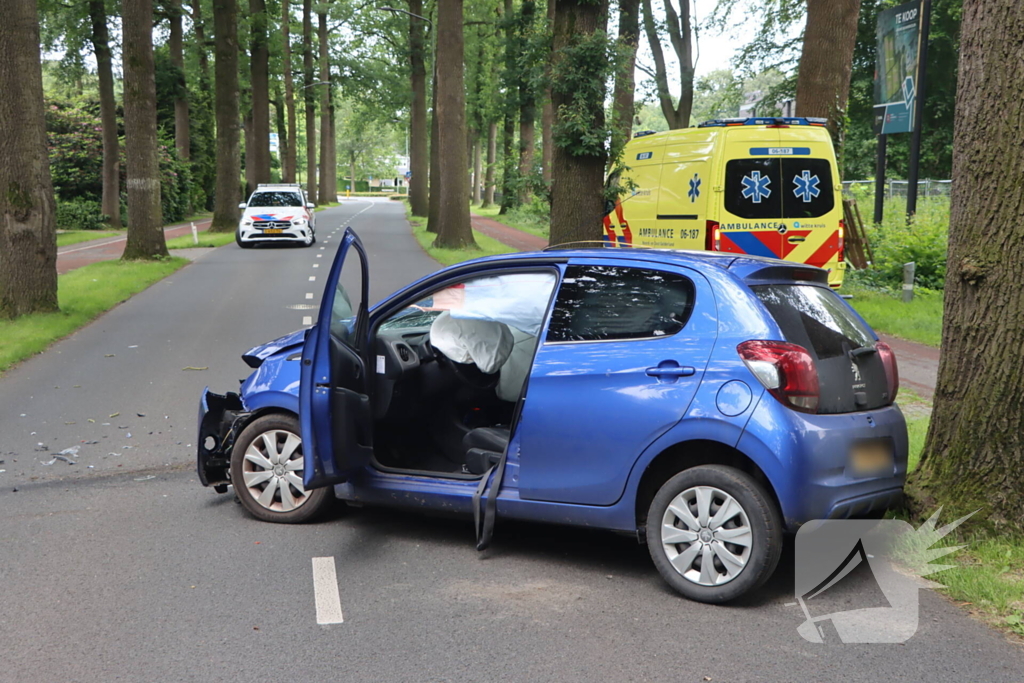 Automobilist botst frontaal op boom