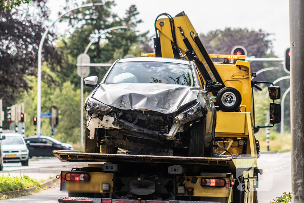 Automobilist rijdt twee lantaarnpalen uit de grond