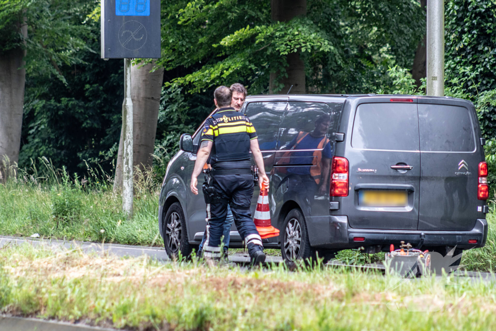 Automobilist rijdt twee lantaarnpalen uit de grond