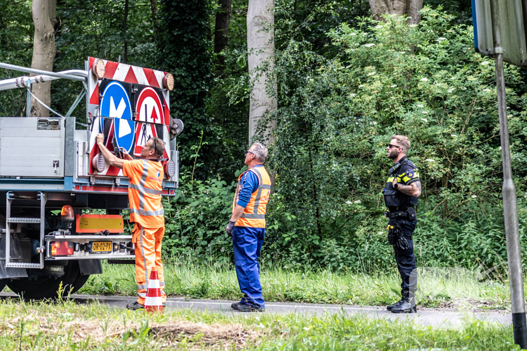 Automobilist rijdt twee lantaarnpalen uit de grond