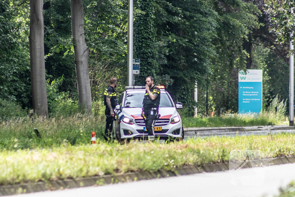Automobilist rijdt twee lantaarnpalen uit de grond