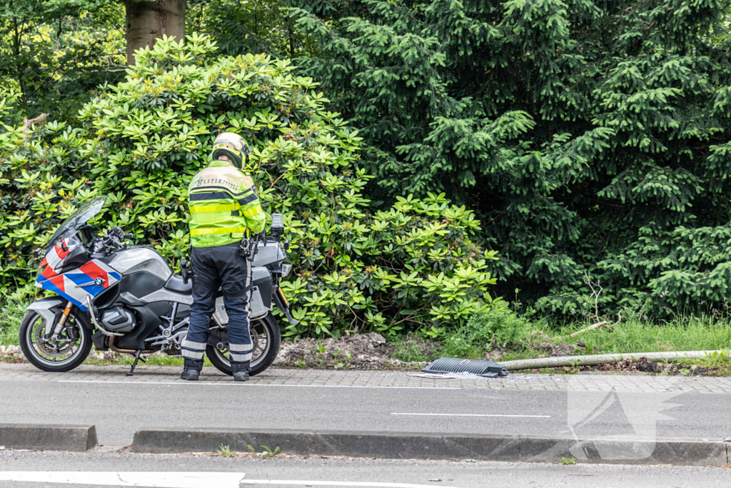 Automobilist rijdt twee lantaarnpalen uit de grond