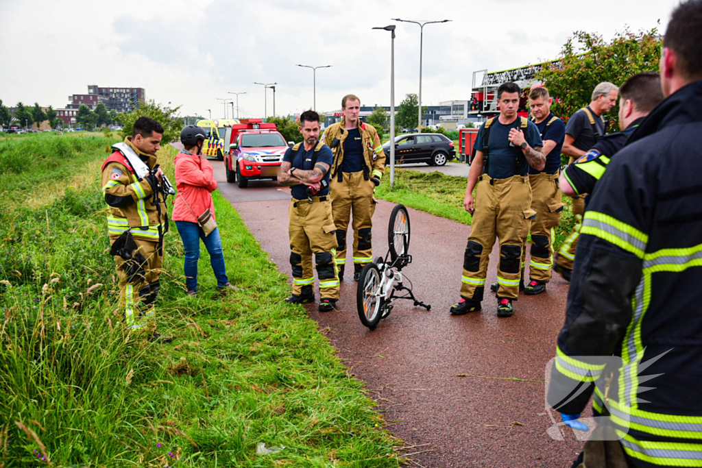 Duikers aanwezig voor kinderfiets naast sloot