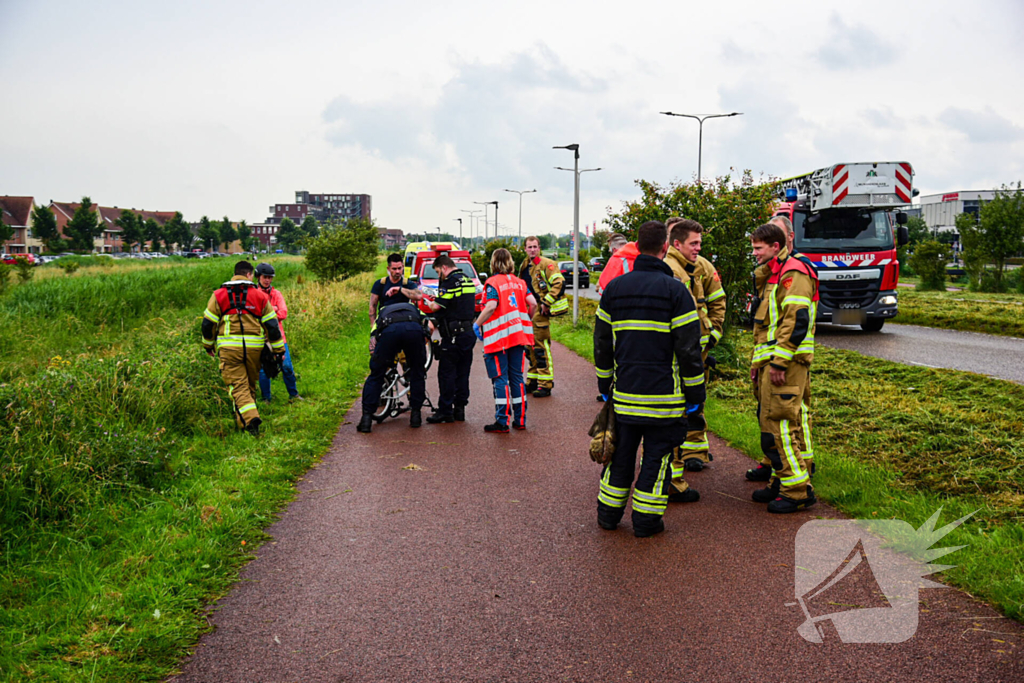 Duikers aanwezig voor kinderfiets naast sloot