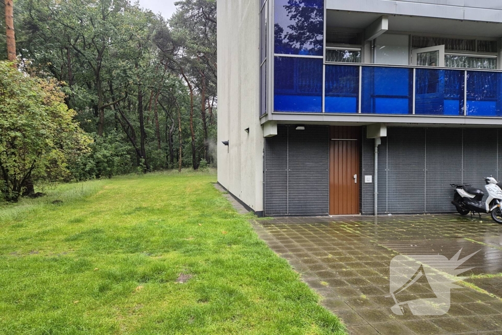 Brandweer aanwezig voor mogelijke brand flatgebouw