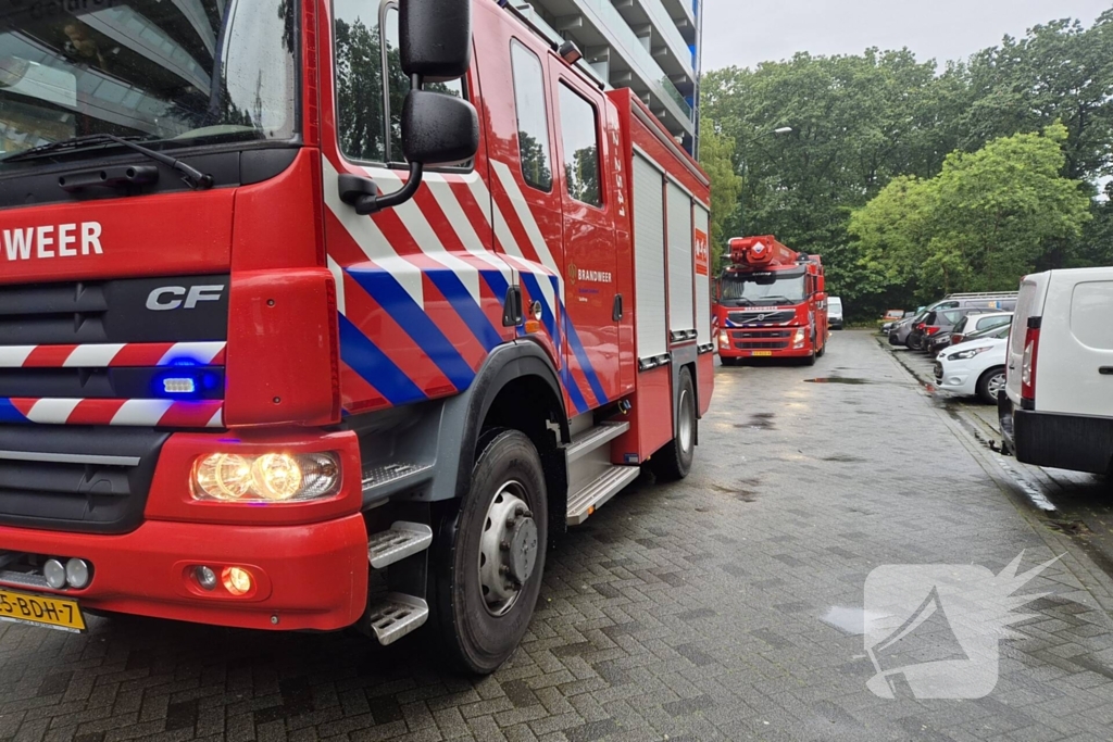 Brandweer aanwezig voor mogelijke brand flatgebouw