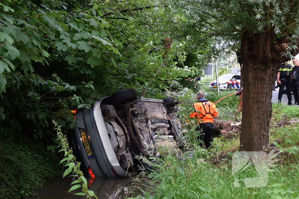 Auto belandt op kop in sloot, bestuurder onder invloed