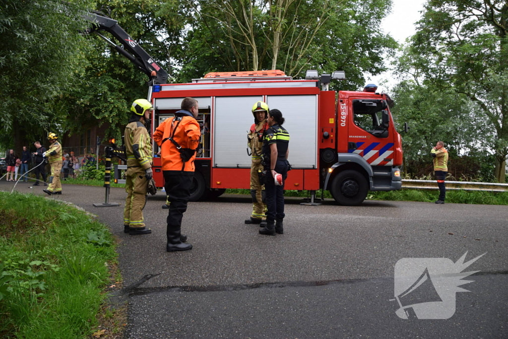 Auto belandt op kop in sloot, bestuurder onder invloed
