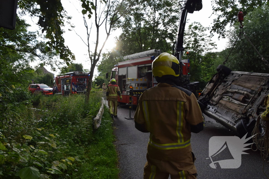 Auto belandt op kop in sloot, bestuurder onder invloed