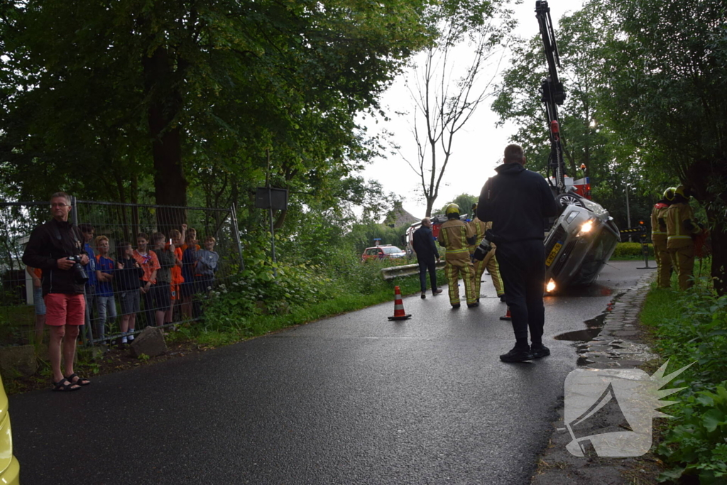 Auto belandt op kop in sloot, bestuurder onder invloed