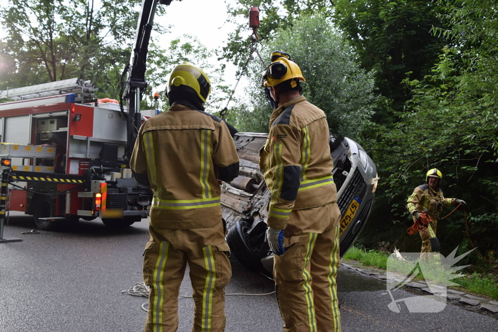 Auto belandt op kop in sloot, bestuurder onder invloed