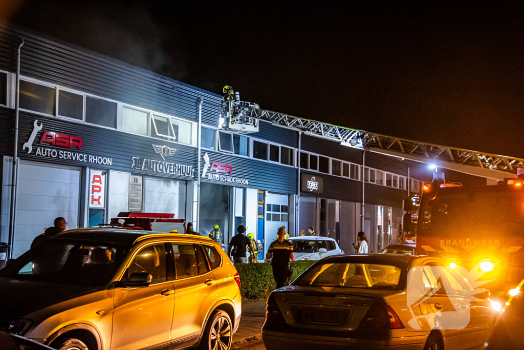 Flinke rookontwikkeling bij brand in garagebedrijf