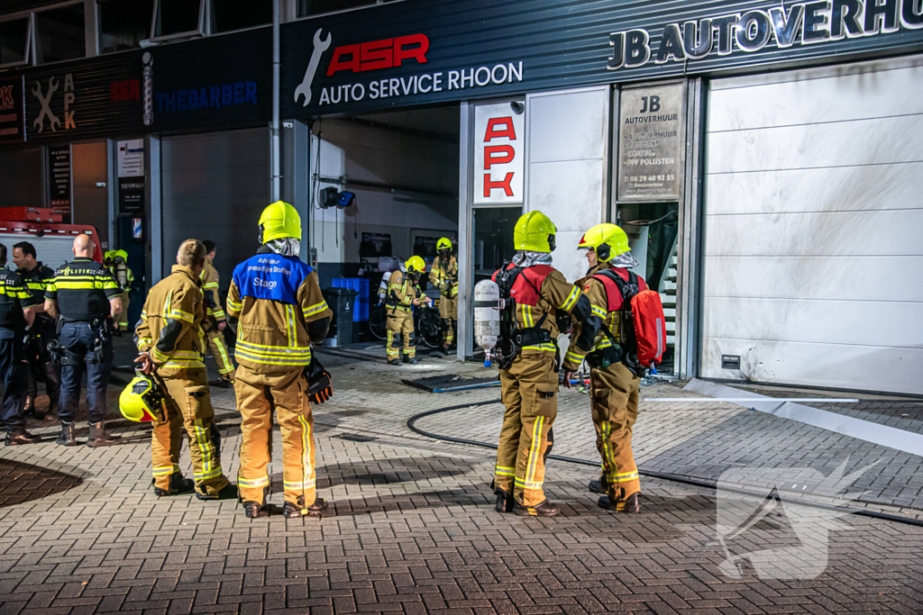 Flinke rookontwikkeling bij brand in garagebedrijf