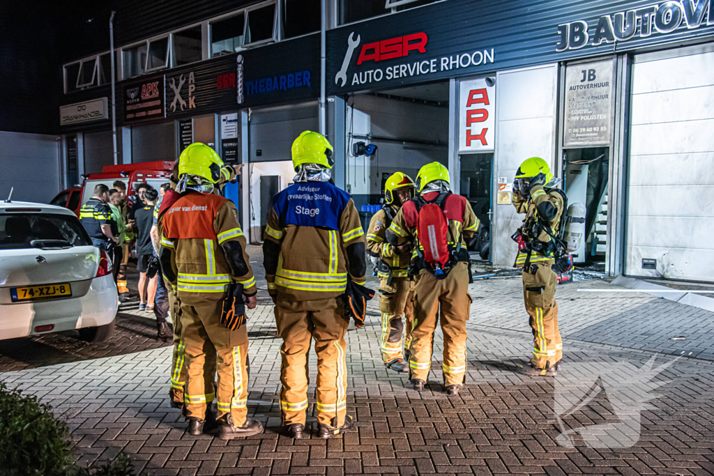 Flinke rookontwikkeling bij brand in garagebedrijf