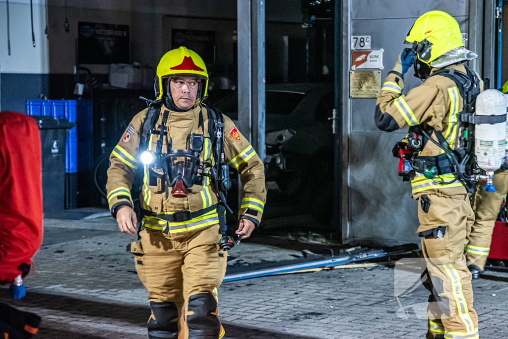 Flinke rookontwikkeling bij brand in garagebedrijf