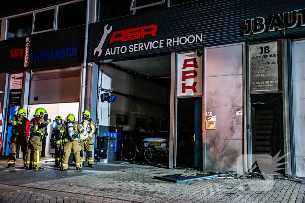 Flinke rookontwikkeling bij brand in garagebedrijf