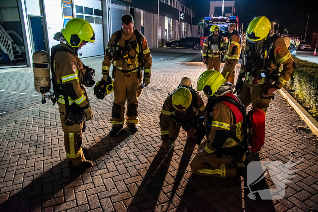 Flinke rookontwikkeling bij brand in garagebedrijf