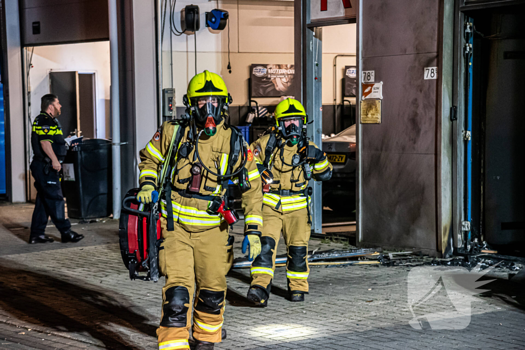 Flinke rookontwikkeling bij brand in garagebedrijf