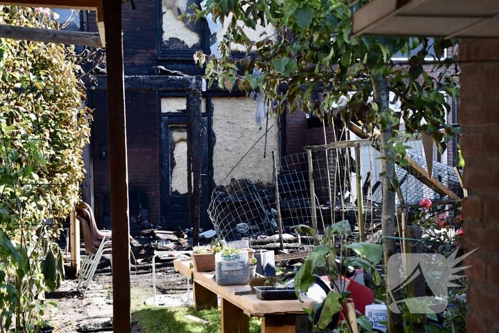 Schade groot na grote brand achter woning