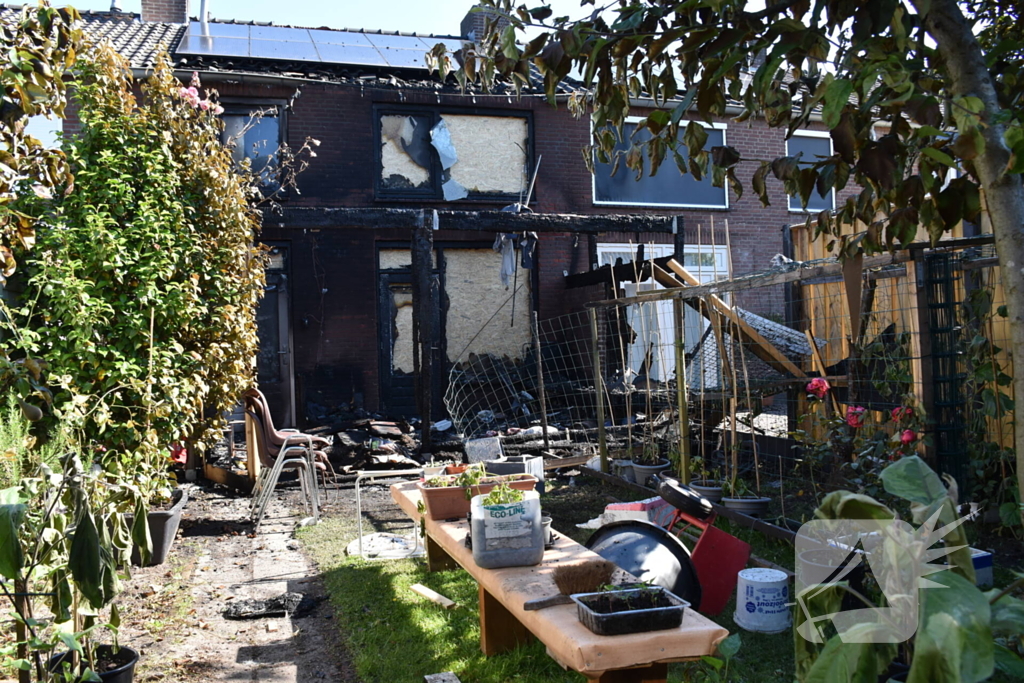 Schade groot na grote brand achter woning