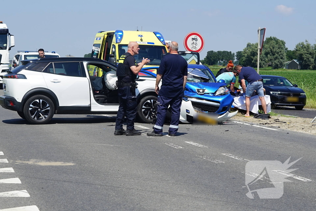 Gewonde en forse schade bij aanrijding