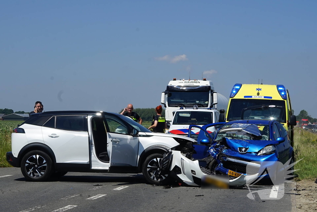 Gewonde en forse schade bij aanrijding