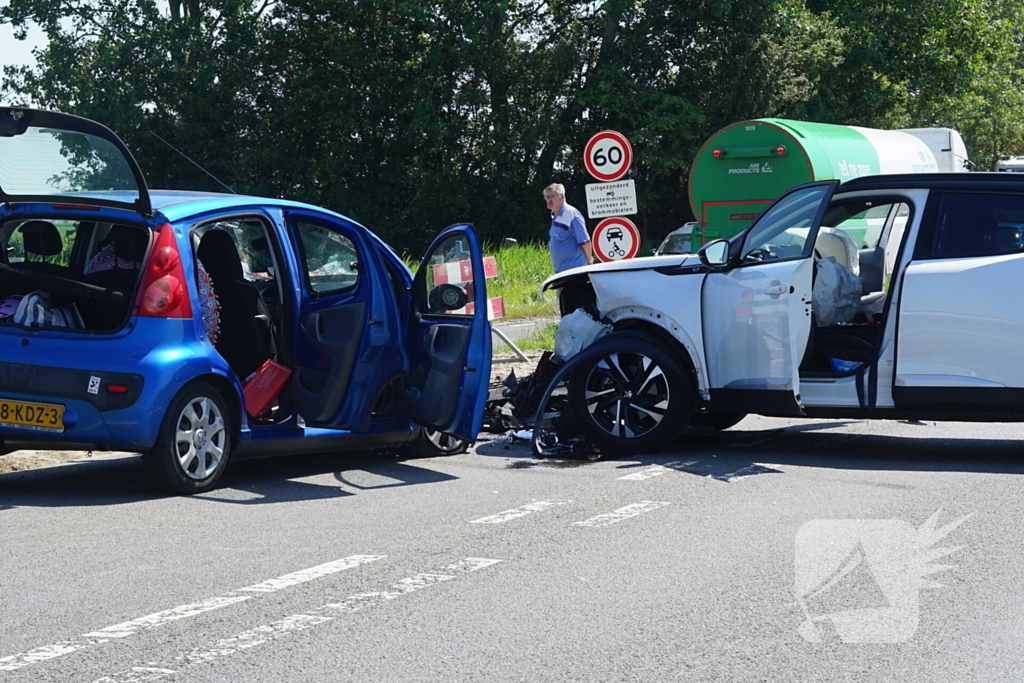 Gewonde en forse schade bij aanrijding