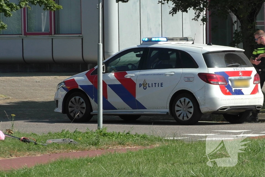 Persoon op electrische step botst tegen auto