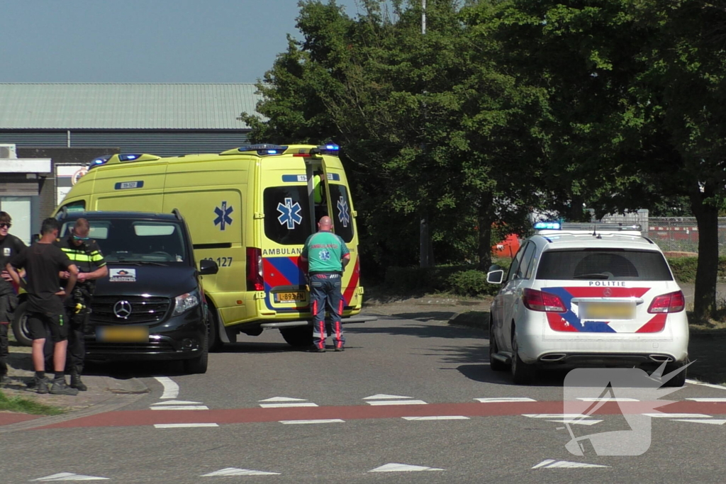 Persoon op electrische step botst tegen auto