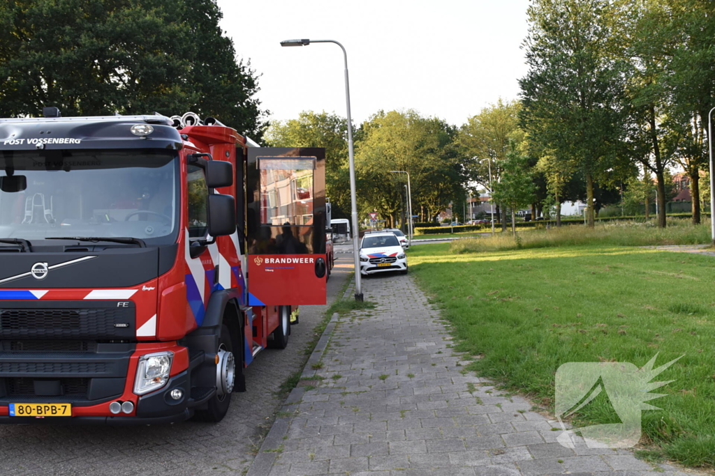 Afval voor voordeur in brand bewoner door brandweer naar buiten begeleidt