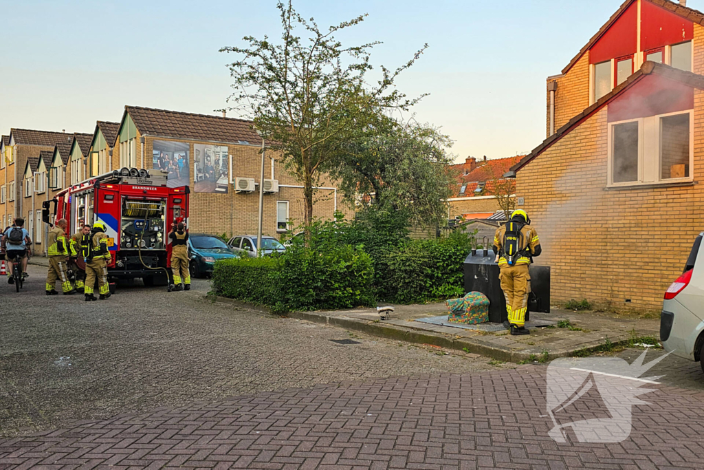 Brandweer blust brand in ondergrondse container