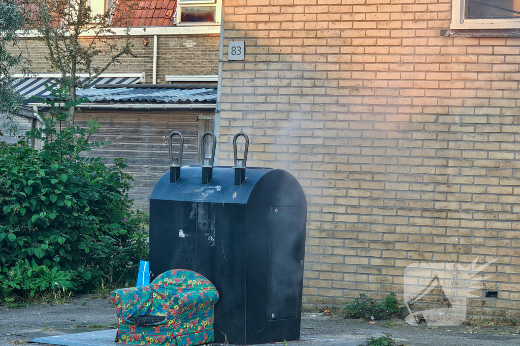 Brandweer blust brand in ondergrondse container