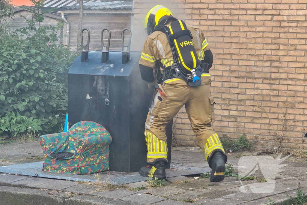 Brandweer blust brand in ondergrondse container