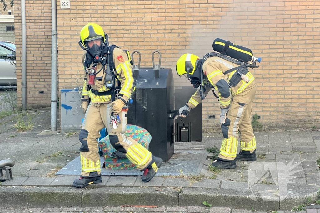 Brandweer blust brand in ondergrondse container