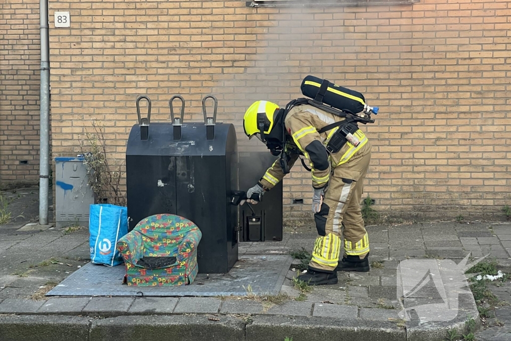 Brandweer blust brand in ondergrondse container