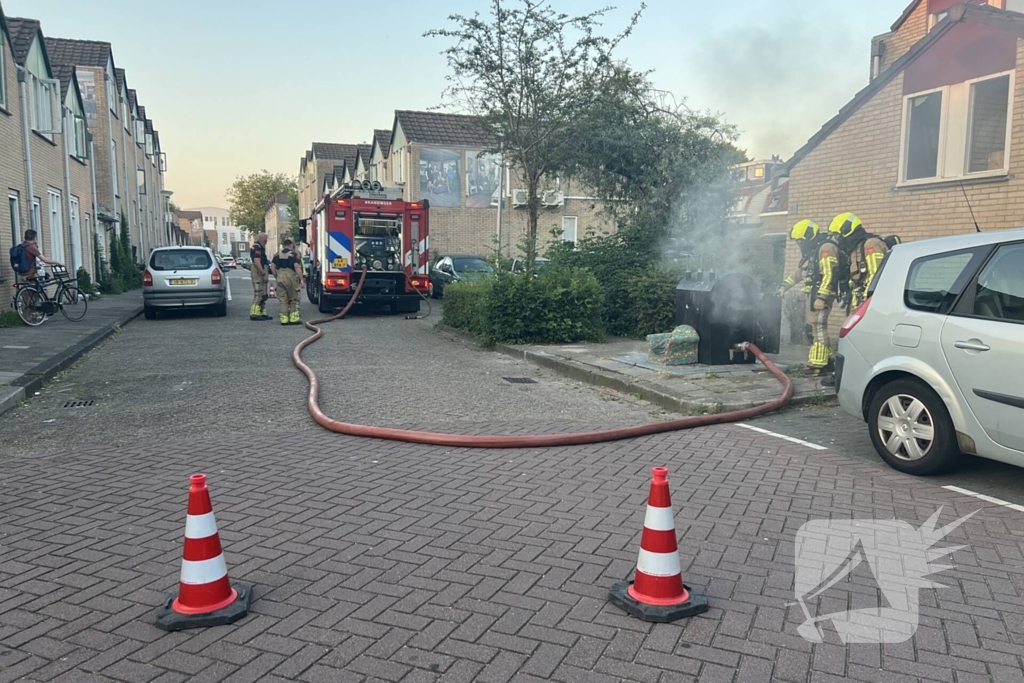 Brandweer blust brand in ondergrondse container