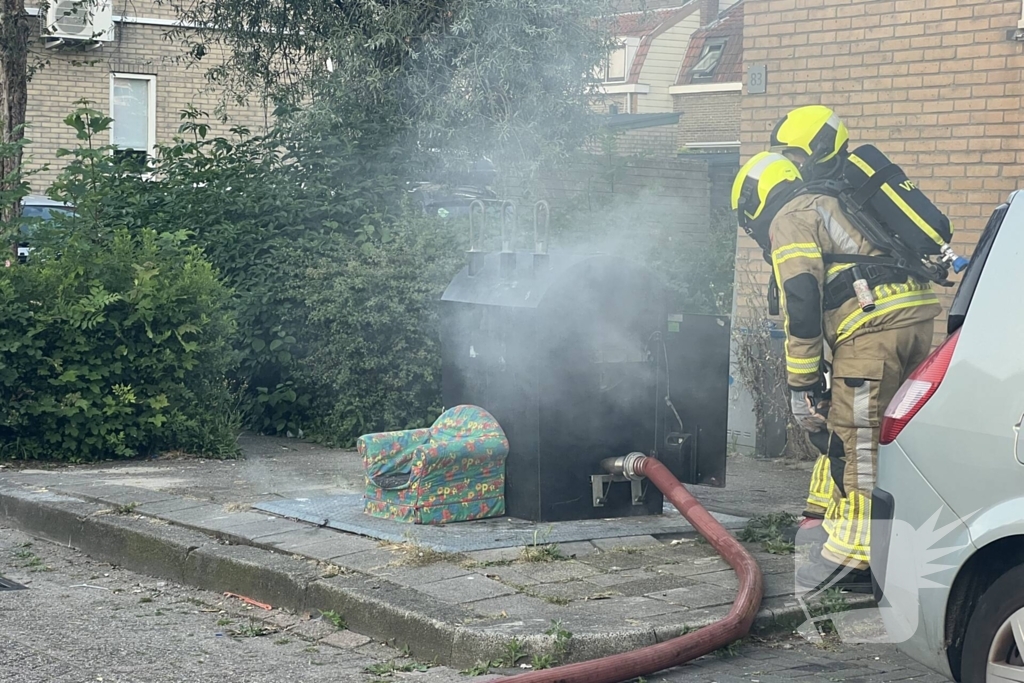 Brandweer blust brand in ondergrondse container