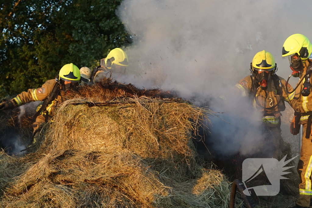 Brandweer druk met brand in meerdere hooibalen