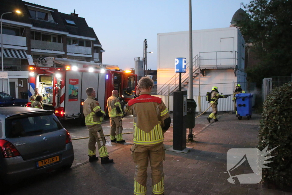 Veel rookontwikkeling bij brand in papiercontainer