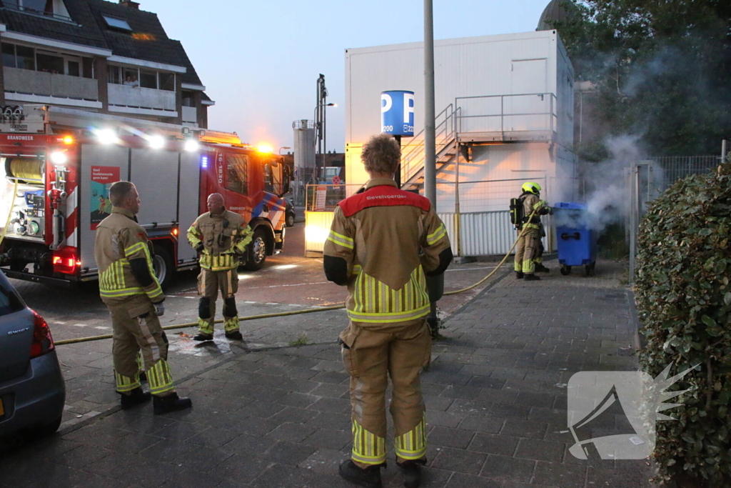 Veel rookontwikkeling bij brand in papiercontainer
