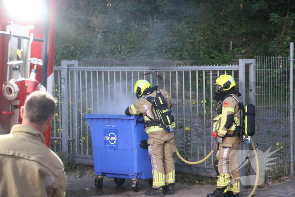 Veel rookontwikkeling bij brand in papiercontainer
