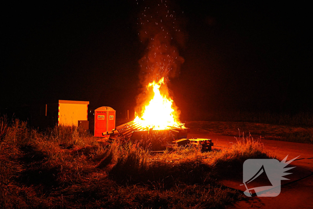 Container met bouwafval vermoedelijk in brand gestoken